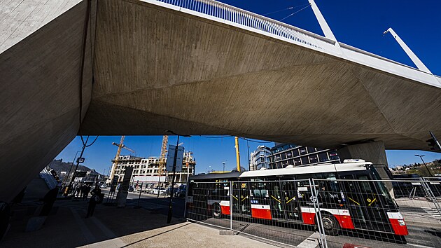 Dvoreck&yacute; most, kter&yacute; spoj&iacute; Prahu 4 a 5, se otevře 17. dubna, pravideln&yacute; provoz tramvaj&iacute; a autobusů začne o den později. (9. dubna 2026)
