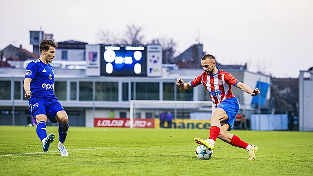 Univerz&aacute;l Denis Granečn&yacute; ve Zbrojovce Brno lep&iacute; každou d&iacute;ru na lev&eacute; straně. (duben 2026)