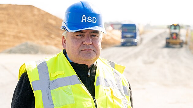 Stavba d&aacute;lnice D49 u Fry&scaron;t&aacute;ku. Na sn&iacute;mku &scaron;&eacute;f zl&iacute;nsk&eacute; pobočky Ředitelstv&iacute; silnic a d&aacute;lnic Karel Chud&aacute;rek. (duben 2026)