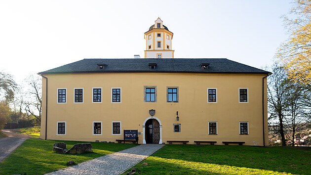 Po rok a půl trvaj&iacute;c&iacute; rekonstrukci se znovu otev&iacute;r&aacute; hrad Malenovice. Nab&iacute;z&iacute; nov&eacute; expozice věnovan&eacute; archeologii, zbran&iacute;m nebo historii hradu, i del&scaron;&iacute; otev&iacute;rac&iacute; dobu. (duben 2026)