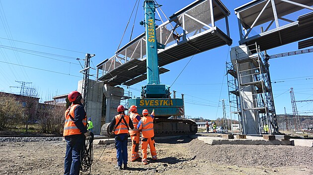 Modernizace českotřebovsk&eacute;ho uzlu je v pln&eacute;m proudu. Stavbaři ve čtvrtek usadili na betonov&eacute; pil&iacute;ře třet&iacute; d&iacute;lec v&iacute;ce než 100 metrů dlouh&eacute; l&aacute;vky pro pě&scaron;&iacute;. (9. dubna 2026)