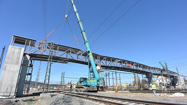 Modernizace českotřebovsk&eacute;ho uzlu je v pln&eacute;m proudu. Stavbaři ve čtvrtek usadili na betonov&eacute; pil&iacute;ře třet&iacute; d&iacute;lec v&iacute;ce než 100 metrů dlouh&eacute; l&aacute;vky pro pě&scaron;&iacute;. (9. dubna 2026)