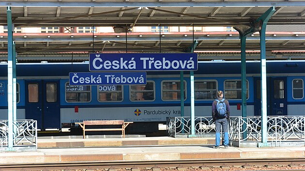 Modernizace českotřebovsk&eacute;ho uzlu je v pln&eacute;m proudu. Stavbaři ve čtvrtek usadili na betonov&eacute; pil&iacute;ře třet&iacute; d&iacute;lec v&iacute;ce než 100 metrů dlouh&eacute; l&aacute;vky pro pě&scaron;&iacute;. (9. dubna 2026)