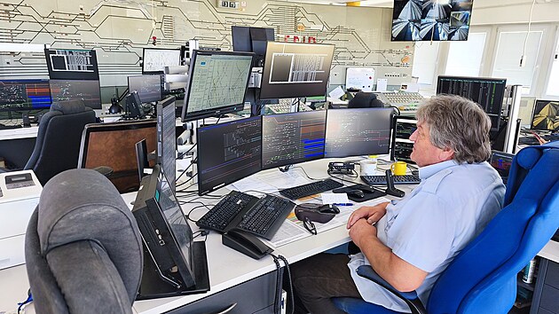 Modernizace českotřebovsk&eacute;ho uzlu vstoupila do druh&eacute;ho roku. Kromě nov&eacute; l&aacute;vky jsou nejv&iacute;c viditeln&eacute; pr&aacute;ce na prodloužen&iacute; podchodu a stavbě nov&eacute; měn&iacute;rny, kter&aacute; bude nap&aacute;jet celou stanici. Ř&iacute;zen&iacute; vlaků m&aacute; na starosti nov&eacute; provizorn&iacute; zabezpečovac&iacute; zař&iacute;zen&iacute;, kter&eacute; nahradilo tzv. č&iacute;slicovou rele&oacute;vku. (9. dubna 2026)