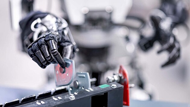 Tesla objednala obrovské množství robotů Kuka. A ty se nepodílely pouze na lisování, lakování a svařování, ale Tesla se s nimi pokoušela automatizovat i závěrečnou montáž, tedy vkládání dílů do vozu. To však nefungovalo. Automatizovaná linka nebyla schopna rychle reagovat na množící se problémy. Celý proces byl příliš ambiciózní, riskantní a komplikovaný.