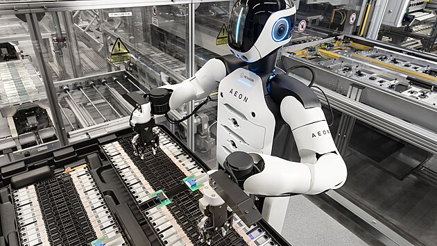 BMW v továrně v Lipsku spouští éru, kde se „fyzická AI“ stává kolegou. Robot Aeon, vysoký 1,65 metru, se nepohybuje na nohách, ale na stabilním podvozku. Jeho revírem je montáž vysokonapěťových baterií, kde se vyžaduje chirurgická přesnost. BMW sází na to, že robot uleví lidem od té nejhorší dřiny a rizik.