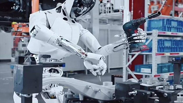 Automobilky již dlouho používají roboty ve výrobě téměř pro veškeré lakování a svařování. Dosavadní pokusy použít je i pro konečnou montáž však zatím ztroskotaly. Naposledy, když v Tesle chtěli takto vyrábět Model 3, tak Muskova snaha „zrevolucionizovat“ automobilové odvětví narazila.