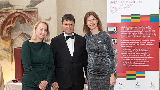 Marie Rothbauerová (vpravo) na udělení Cen od Sdružení historických sídel Čech, Moravy a Slezska. Uprostřed je místostarosta Brodu a předseda sdružení Libor Honzárek.