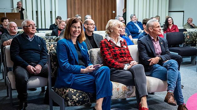 Vernis&aacute;ž v&yacute;stavy Brody v Brodě na konci listopadu 2025. M&iacute;stostarostka Marie Rothbauerov&aacute; (v modr&eacute;m) sed&iacute; vedle sv&yacute;ch kolegů z ODS - b&yacute;val&eacute; starostky a poslankyně Jany Fischerov&eacute; a nyněj&scaron;&iacute;ho starosty Zbyňka Stejskala.