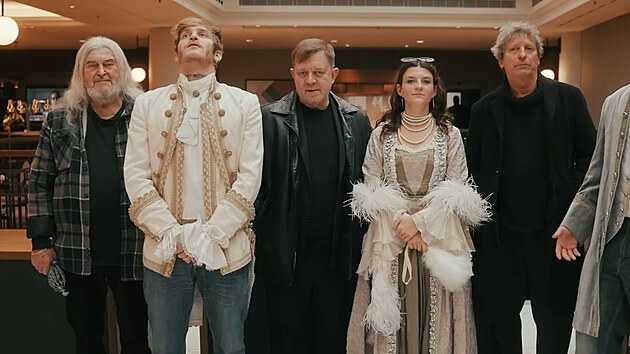 František Ringo Čech, Matěj Čech, Petr Čtvrtníček, Anna Mercedes Čtvrtníčková, David Prachař a František Prachař v klipu NEPO