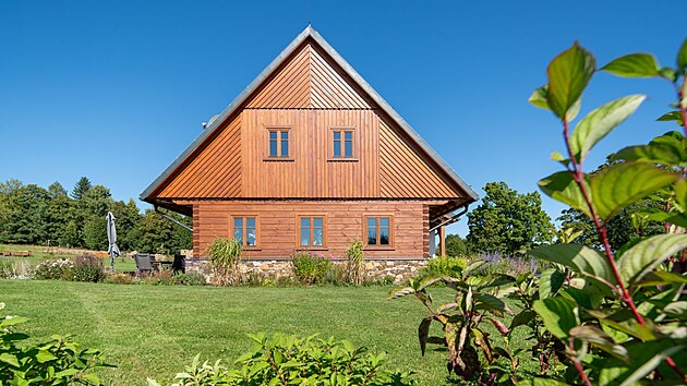 Ukrývá ale dva prostorné apartmány k pronájmu i velkorysý rekreační prostor pro majitele.