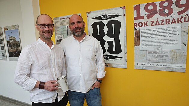 Z jejich &bdquo;d&iacute;lny&ldquo; poch&aacute;z&iacute; např&iacute;klad plak&aacute;tov&aacute; v&yacute;stava Rok z&aacute;zraků, jež mapuje podzim 1989 ve středn&iacute; Evropě.