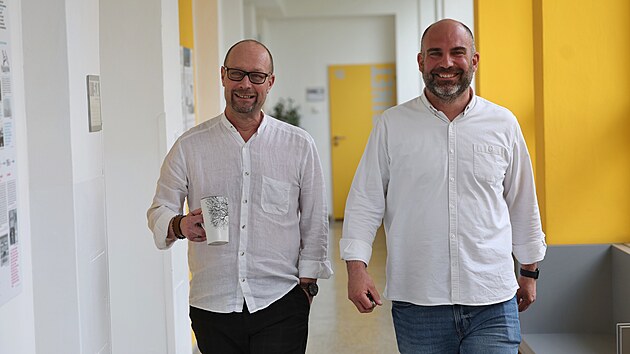 Jiř&iacute; Sovadina (vlevo) a Petr &Scaron;im&iacute;ček už bezm&aacute;la třicet let vyučuj&iacute; dějepis. Z&aacute;roveň jsou tvůrci v&yacute;ukov&yacute;ch materi&aacute;lů k modern&iacute;m dějin&aacute;m.