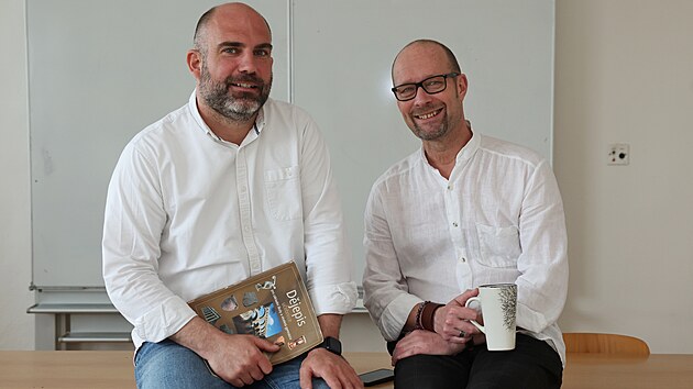 Jiř&iacute; Sovadina (vlevo) a Petr &Scaron;im&iacute;ček už t&eacute;měř třicet let uč&iacute; dějepis. Pedagogov&eacute; ostravsk&eacute;ho Gymn&aacute;zia Olgy Havlov&eacute; z&aacute;roveň tvoř&iacute; v&yacute;ukov&eacute; materi&aacute;ly k modern&iacute;m dějin&aacute;m.