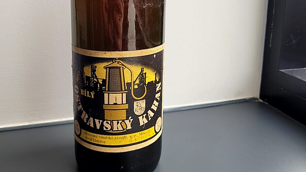 Lahev b&iacute;l&eacute; varianty Ostravsk&eacute;ho kahanu objevila d&aacute;rkyně v pozůstalosti po babičce z Čenstochov&eacute;.