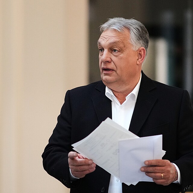 Maďarský premiér Viktor Orbán odvolil v parlamentních volbách, které rozhodnou o tom, zda znovu obhájí své dlouholeté působení v úřadu. (12. dubna 2026)
