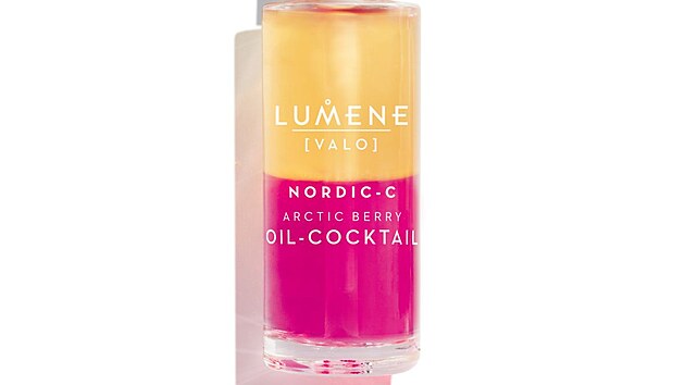 Dvoufázový vitaminový koncentrát Lumene Nordic-C s obsahem vitaminu C a olejů ze severských bobulí pomáhá rozjasnit mdlou pleť, dodává jí hydrataci a podporuje přirozený jas, cena 852 Kč.
