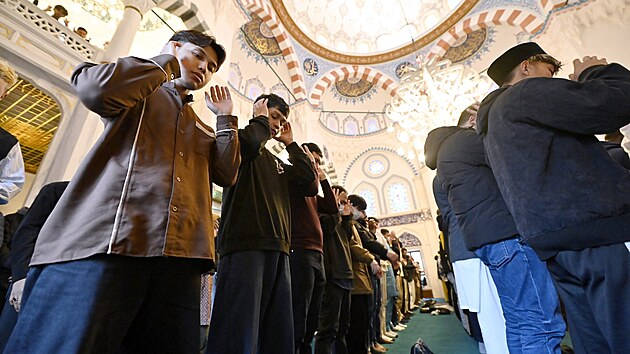 Největší mešita v Japonsku se nachází v Tokiu. Je postavena v osmanském stylu a byla zprovozněna v roce 2000 za výrazné pomoci Turecka.