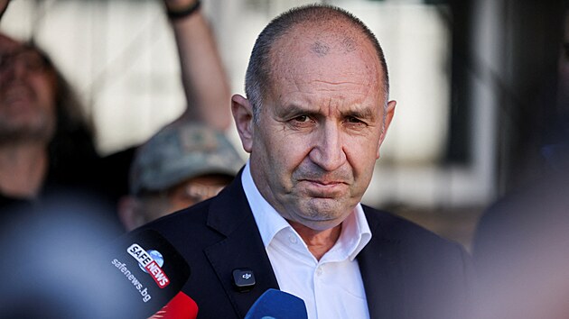 V Bulharsku se konají osmé parlamentní volby za pět let. Na snímku bývalý prezident a favorit voleb Rumen Radev (19. dubna 2026)