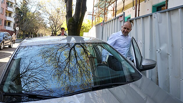 V Bulharsku se konají osmé parlamentní volby za pět let. Na snímku bývalý prezident a favorit voleb Rumen Radev (19. dubna 2026)