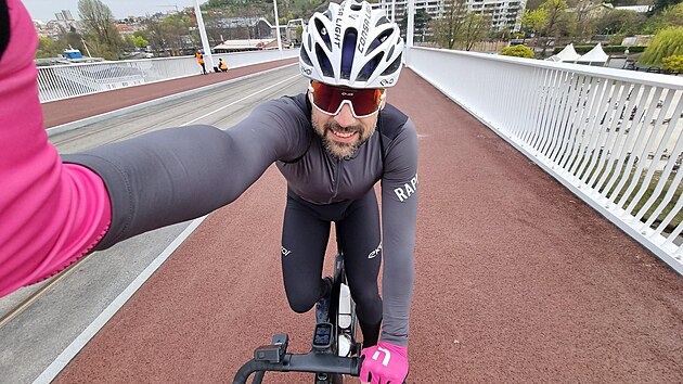 Redaktor Tom&aacute;&scaron; Brych se jako prvn&iacute; cyklista projel po nov&eacute;m Dvoreck&eacute;m mostě....
