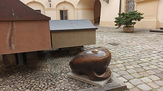 Bronzov&aacute; plastika Žab&aacute;ka na n&aacute;dvoř&iacute; Libeňsk&eacute;ho z&aacute;mku. (16. dubna 2026)