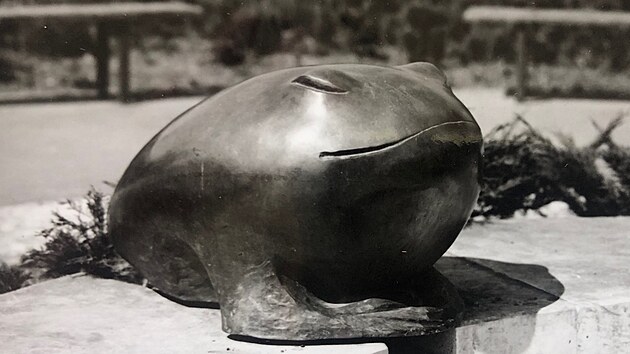 Původn&iacute; plastika Žab&aacute;ka ze 70. let 20. stolet&iacute;