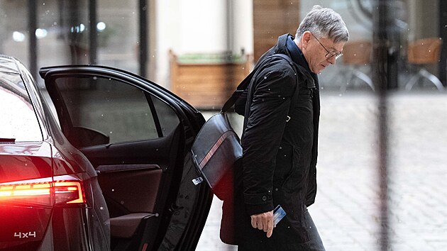 Gener&aacute;ln&iacute; ředitel Česk&eacute; televize dorazil za ministrem kultury Otou Klemp&iacute;řem na ministerstvo. Jednat maj&iacute; o změn&aacute;ch způsobu financov&aacute;n&iacute; Česk&eacute; televize. (10. dubna 2026)