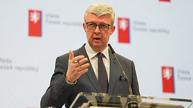 Ministr průmyslu a obchodu Karel Havl&iacute;ček (ANO) na tiskov&eacute; konferenci vl&aacute;dy. (13. dubna 2026)
