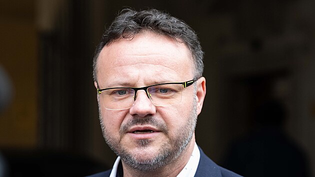 Ředitel Česk&eacute;ho rozhlasu Ren&eacute; Zavoral odch&aacute;z&iacute; po jedn&aacute;n&iacute; s ministrem kultury Otou Klemp&iacute;řem. (10. dubna 2026)
