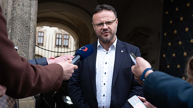 Ředitel Česk&eacute;ho rozhlasu Ren&eacute; Zavoral odch&aacute;z&iacute; po jedn&aacute;n&iacute; s ministrem kultury Otou Klemp&iacute;řem. (10. dubna 2026)