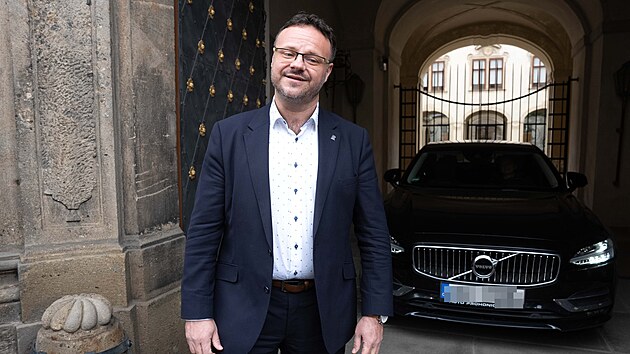 Ředitel Česk&eacute;ho rozhlasu Ren&eacute; Zavoral odch&aacute;z&iacute; po jedn&aacute;n&iacute; s ministrem kultury Otou Klemp&iacute;řem. (10. dubna 2026)