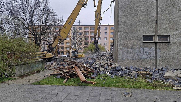 Ve Fr&yacute;dku-M&iacute;stku začala demolice kina Petra Bezruče. Na uvolněn&eacute;m prostranstv&iacute; vznikne parkovi&scaron;tě pro 98 automobilů, kter&eacute; ulev&iacute; přet&iacute;žen&eacute; kapacitě na nedalek&eacute;m s&iacute;dli&scaron;ti Rivi&eacute;ra. (14. duben 2026)