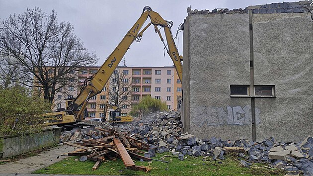 Ve Fr&yacute;dku-M&iacute;stku začala demolice kina Petra Bezruče. Na uvolněn&eacute;m prostranstv&iacute; vznikne parkovi&scaron;tě pro 98 automobilů, kter&eacute; ulev&iacute; přet&iacute;žen&eacute; kapacitě na nedalek&eacute;m s&iacute;dli&scaron;ti Rivi&eacute;ra. (14. duben 2026)