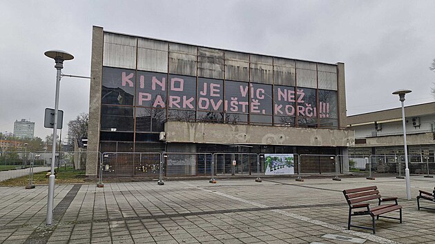 Ve Fr&yacute;dku-M&iacute;stku začala demolice kina Petra Bezruče. Na uvolněn&eacute;m prostranstv&iacute; vznikne parkovi&scaron;tě pro 98 automobilů, kter&eacute; ulev&iacute; přet&iacute;žen&eacute; kapacitě na nedalek&eacute;m s&iacute;dli&scaron;ti Rivi&eacute;ra. Ne v&scaron;em m&iacute;stn&iacute;m se tento z&aacute;měr města zamlouv&aacute;. (15. duben 2026)