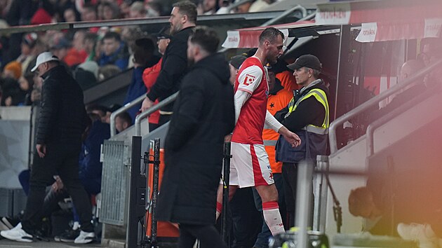 Tomáš Chorý ze Slavie opouští zápas s Plzní po obdržené červené kartě.