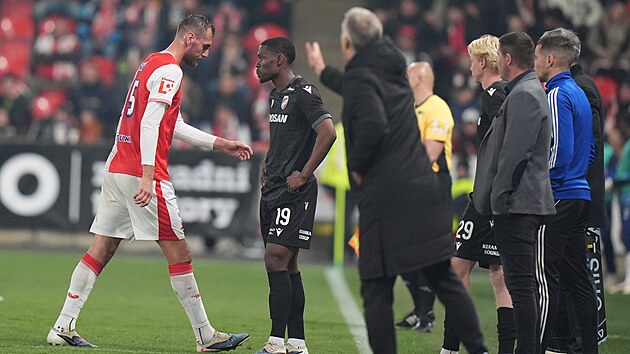 Slávista Tomáš Chorý opouští hřiště po červené kartě za plivnutí na plzeňského soupeře.