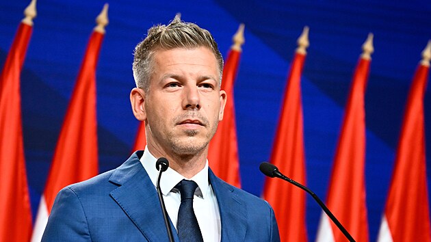 Péter Magyar hovoří s novináři v Budapešti poté, co porazil stranu premiéra Viktora Orbána v parlamentních volbách. (13. dubna 2026)