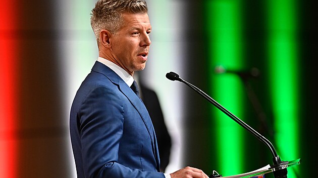 Péter Magyar hovoří s novináři v Budapešti poté, co porazil stranu premiéra Viktora Orbána v parlamentních volbách. (13. dubna 2026)