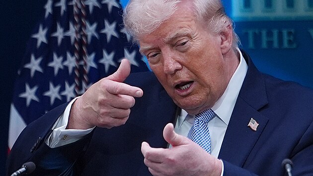 Prezident Donald Trump hovoří s novináři v Bílém domě ve Washingtonu. (6. dubna 2026)