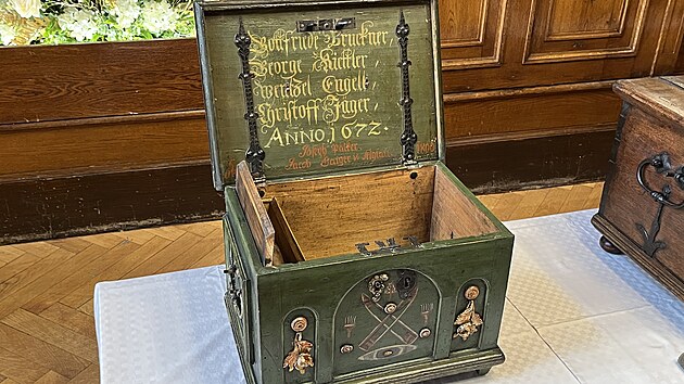 N&aacute;v&scaron;těvn&iacute;ci se mohou tě&scaron;it na unik&aacute;tn&iacute; cechovn&iacute; truhly i historick&yacute; n&aacute;bytek.