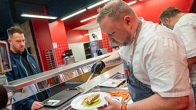 J&uacute;lius L&ouml;ffler, držitel prestižn&iacute;ho oceněn&iacute; michelinsk&aacute; hvězda a &scaron;&eacute;fkuchař zl&iacute;nsk&eacute; restaurace La Villa, vařil pro zaměstnance zl&iacute;nsk&eacute; Kov&aacute;rny Viva. (13. dubna 2026)