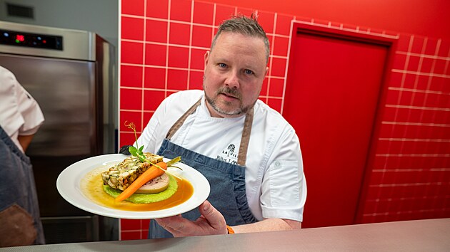 J&uacute;lius L&ouml;ffler (vpravo), držitel prestižn&iacute;ho oceněn&iacute; michelinsk&aacute; hvězda a &scaron;&eacute;fkuchař zl&iacute;nsk&eacute; restaurace La Villa, vařil pro zaměstnance zl&iacute;nsk&eacute; Kov&aacute;rny Viva. (13. dubna 2026)
