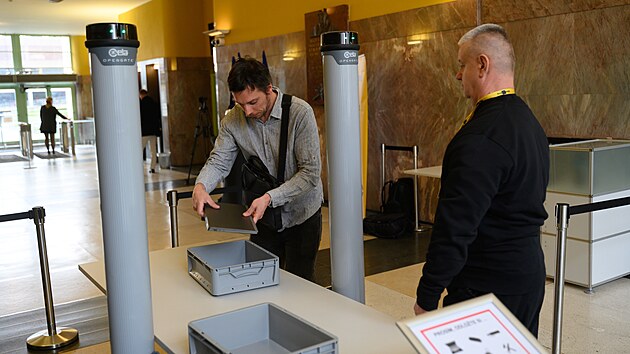 Zl&iacute;nsk&yacute; kraj se rozhodl kvůli opakovan&yacute;m tragick&yacute;m střelb&aacute;m v minulosti nainstalovat ve sv&eacute;m s&iacute;dle v 21. budově baťovsk&eacute;ho are&aacute;lu bezpečnostn&iacute; r&aacute;my. (14. duben 2026)