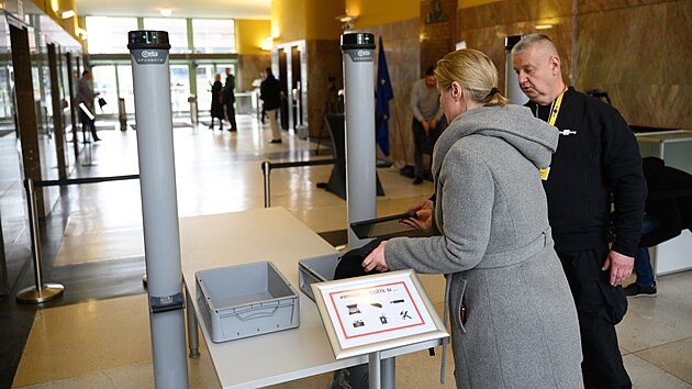 Zl&iacute;nsk&yacute; kraj se rozhodl kvůli opakovan&yacute;m tragick&yacute;m střelb&aacute;m v minulosti nainstalovat ve sv&eacute;m s&iacute;dle v 21. budově baťovsk&eacute;ho are&aacute;lu bezpečnostn&iacute; r&aacute;my. (14. duben 2026)