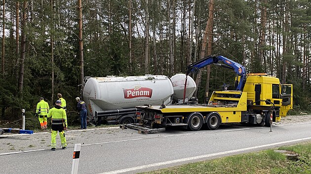 Specialisté zahájili vyprošťování kamionu, který u Jihlavy vyjel z dálnice do lesa. Sjezd na 112. kilometru zůstává neprůjezdný.