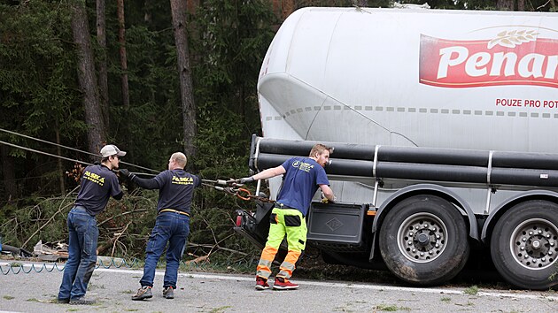 Specialisté odtahové služby zasahují u zaklíněného kamionu, který u Jihlavy sjel z dálnice do lesa. Vyprošťování cisteren bude trvat delší dobu.