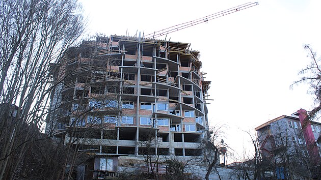 Staveni&scaron;tě nov&eacute;ho bytov&eacute;ho domu ve Sr&aacute;zn&eacute; ulici. Navzdory absenci družstevn&iacute;ch bytů je z&aacute;jem o bydlen&iacute; v t&eacute;to lokalitě enormn&iacute;.