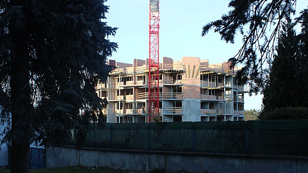 Stavebn&iacute; jeř&aacute;b se tyč&iacute; nad rostouc&iacute;mi patry domu. V&yacute;stavba ve Sr&aacute;zn&eacute; ulici je jedn&iacute;m z největ&scaron;&iacute;ch současn&yacute;ch rezidenčn&iacute;ch projektů v Jihlavě.