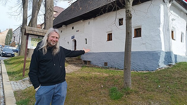 Od roku 2002 je antikvari&aacute;t Igora Domk&aacute;ře um&iacute;stěn v n&aacute;rodn&iacute; kulturn&iacute; pam&aacute;tce, ve &Scaron;t&aacute;flově chalupě.